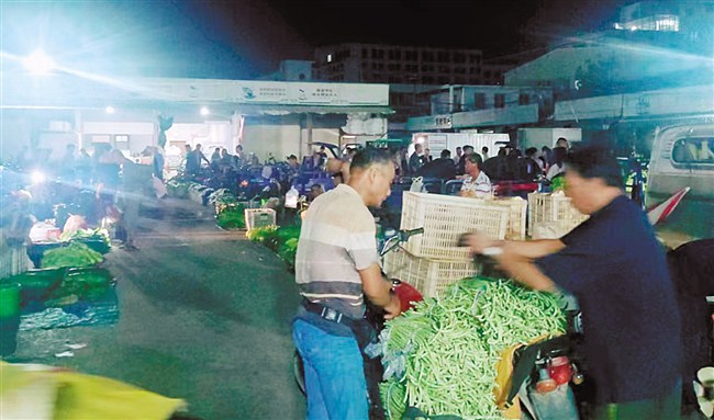 凌晨3点的澄海涂城蔬菜批发市场。