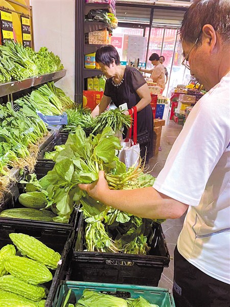 连锁超市蔬菜价优物美受市民欢迎。
