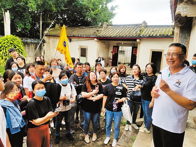 导游学员们在程洋冈潮汕民居中接受实战培训。