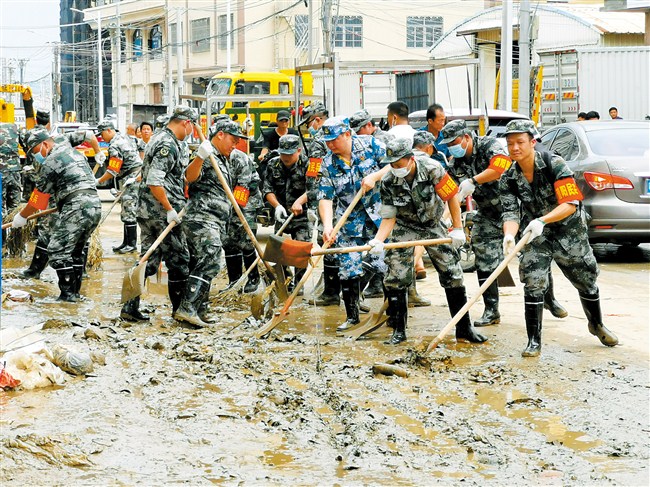 潮阳区人武部派出民兵赴谷饶清理灾后垃圾。