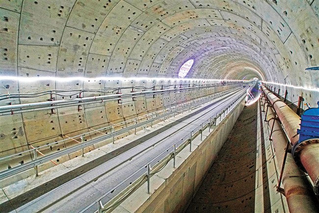 汕头海湾隧道东线盾构机掘进达到1000米关键节点。