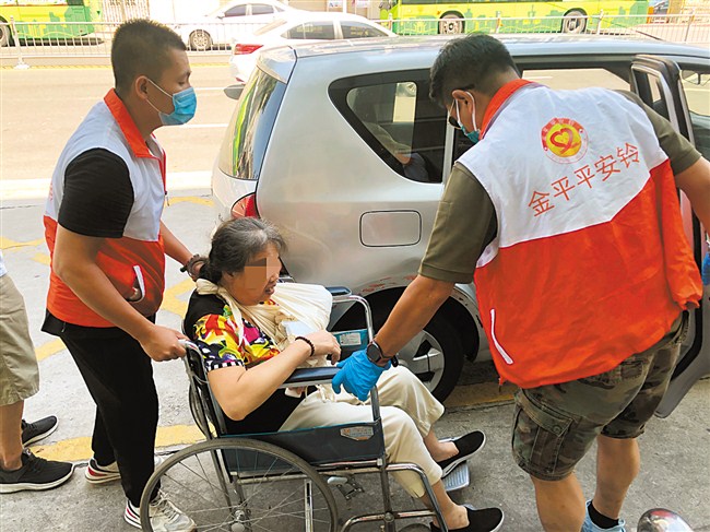 专业急救志愿者上门护送受伤长者前往医院就医。