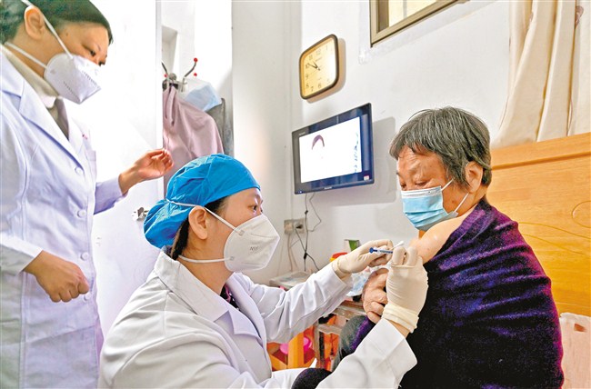 医护人员上门为行动不便的老年人接种新冠病毒疫苗。