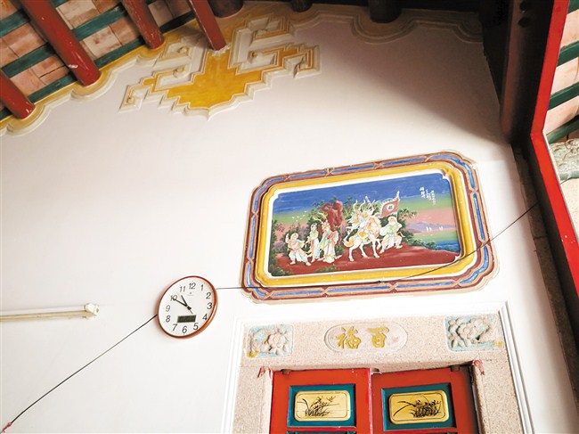 房门上方壁画《辞郎洲》。