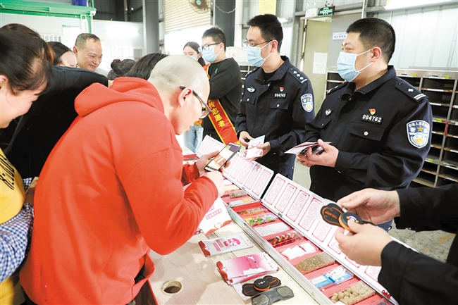 3月8日，金平区普法办、区司法局联合市公安局金平分局禁毒大队在京东云物流园开展法治宣传教育进企业活动现场。