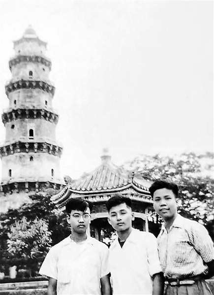 1961年，吴国雄(右一)与同学在家乡潮阳文光塔前合影。