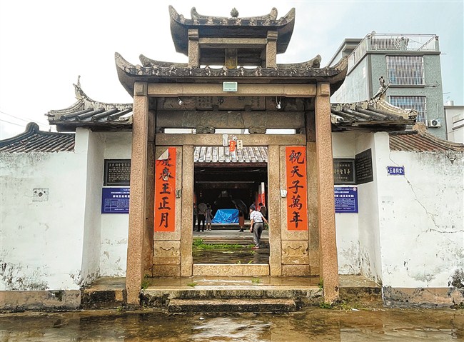 王氏祠堂大门是一座双叠楼亭台式石结构的“圣旨亭”。