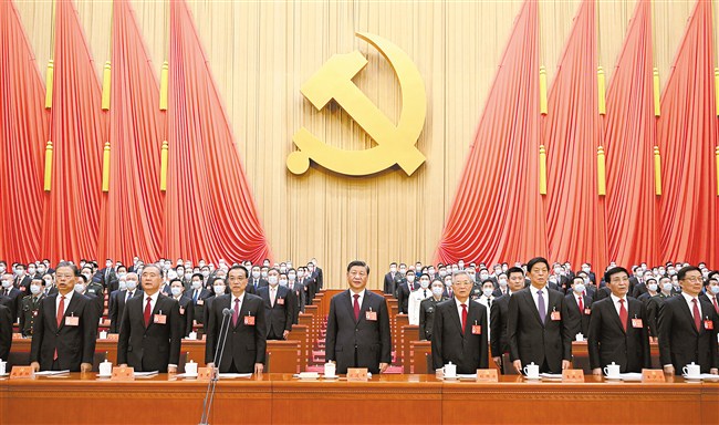 10月16日，中国共产党第二十次全国代表大会在北京人民大会堂开幕。这是习近平、李克强、栗战书、汪洋、王沪宁、赵乐际、韩正、胡锦涛在主席台上。 新华社记者 李学仁 摄