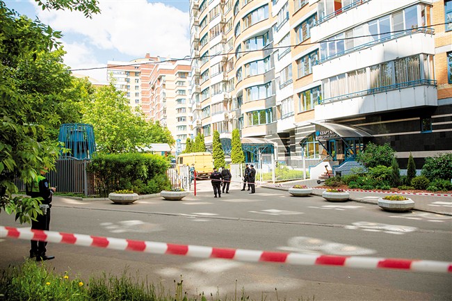 5月30日，警察在俄罗斯首都莫斯科的楼房遭袭现场警戒。 （新华社发）