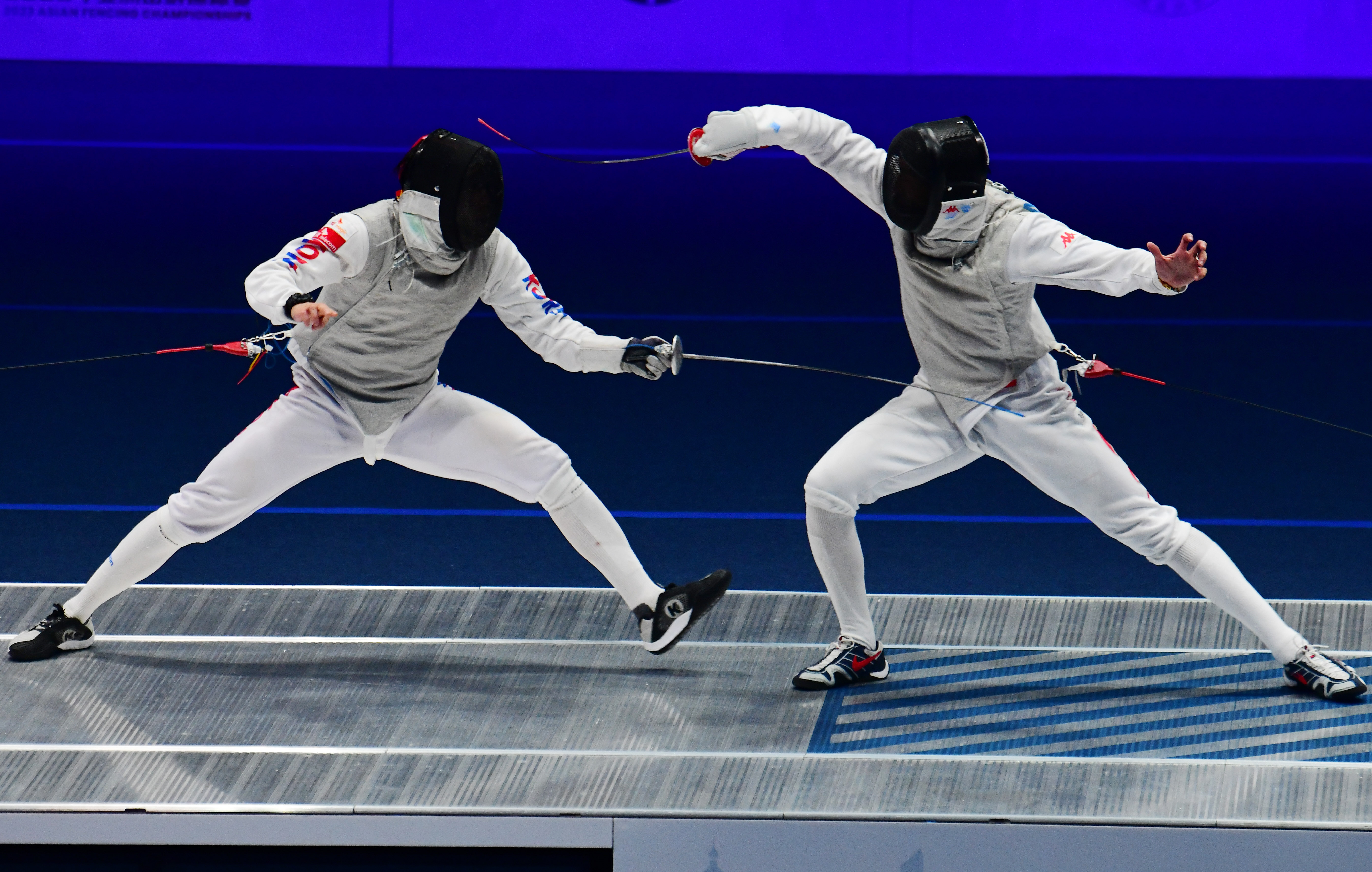 6月19日，中国选手莫梓维（右）和韩国选手河泰圭在决赛中。 新华社发（还月亮摄）