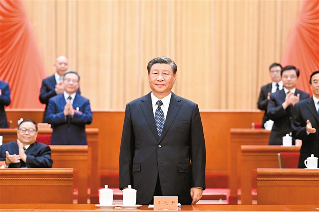9月18日，中国残疾人联合会第八次全国代表大会在北京人民大会堂开幕。这是中共中央总书记、国家主席、中央军委主席习近平在主席台向与会代表致意。新华社记者 李学仁 摄