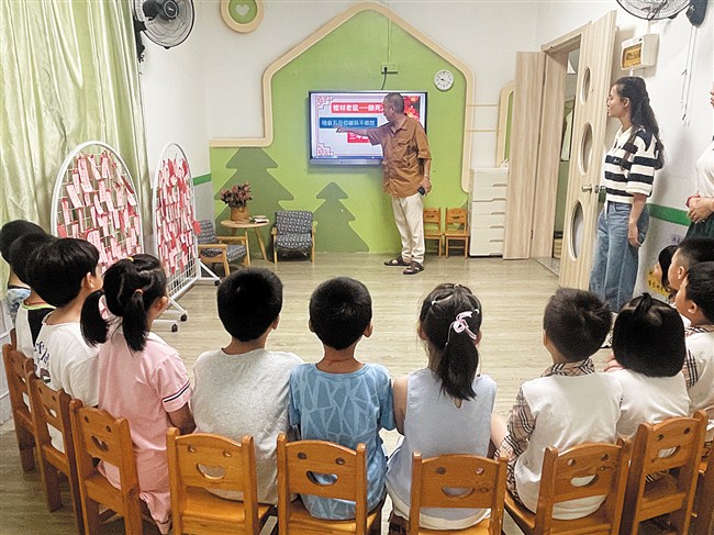 马东涛在幼儿园向小朋友传承潮阳俚语。