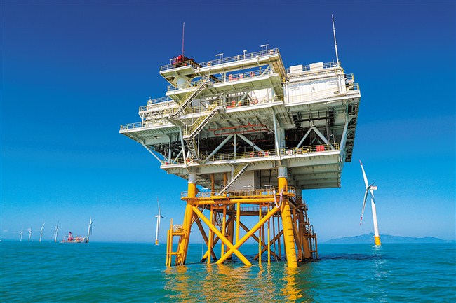 风机生产的电汇集到海上升压站。