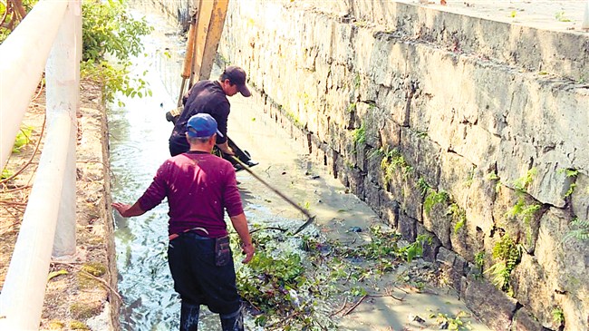 潮南区高堂社区在辖区内3800米河道清淤疏浚。