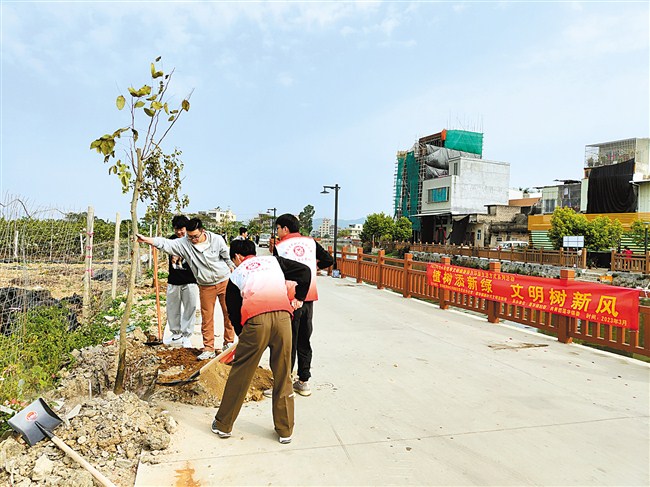 莲华镇开展“植树添新绿·文明树新风”活动。