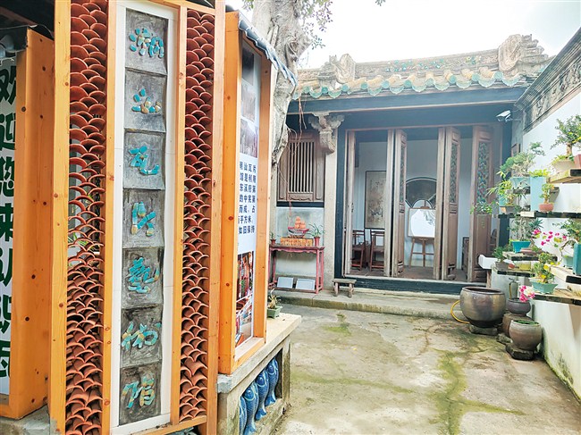 潮汕瓦片艺术馆设于东溪村古建筑“中宪第”中。