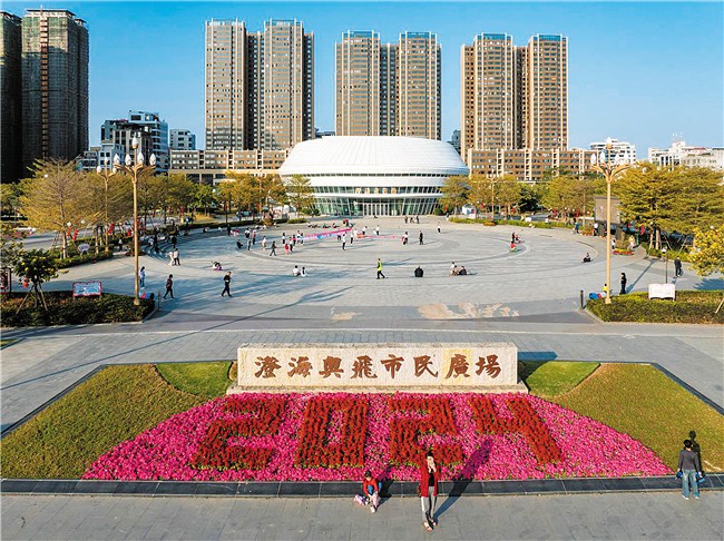 澄海奥飞市民广场“2024”花卉艺术造型景观营造新春氛围。汕头融媒记者 陈史 摄