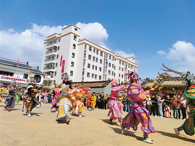 社区组织英歌舞展演活动，丰富村民文化生活。