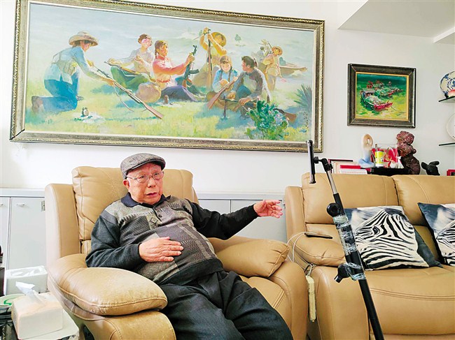 赵淑钦的居室客厅挂满了他多年来的心血之作。