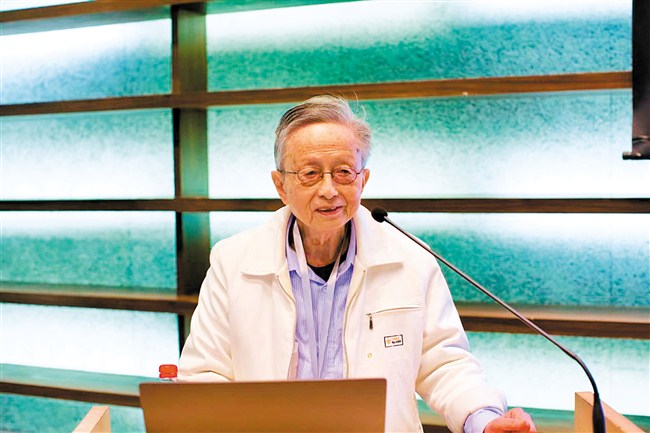 汕头大学退休教授、《华文文学》创刊人陈贤茂。