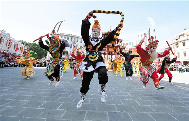 3月24日下午，“中华战舞”在小公园历史文化街区再度上演。汕头融媒记者 袁笙 摄