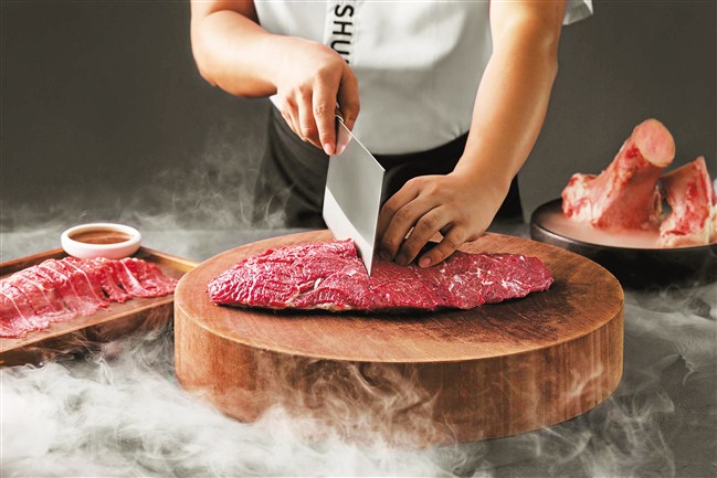 牛肉要切得薄而均匀。