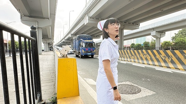 街頭“上崗” 白衣天使跪地搶救傷者