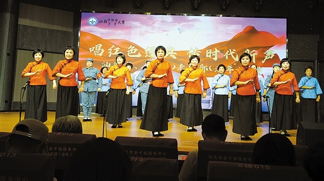 老年大学学员合唱汇演展风采