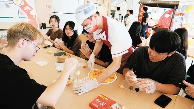 汕大“洋学生”自制月饼感受“潮汕味道”