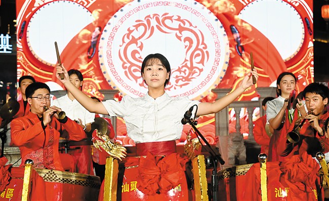 “乡悦听潮”艺术花会潮乐专场汇演奏响小公园