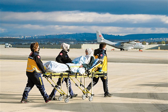 11月20日，在土耳其安卡拉，一名来自加沙的病人被运下飞机。 据土耳其媒体报道，第二批来自加沙地带的61名危重病人20日搭乘一架土军运输机飞抵土耳其，将被送往安卡拉的两家医院接受治疗。（新华社发）