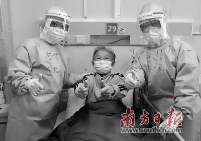 火神山医院，患者与医护人员竖起大拇指加油打气。新华社发